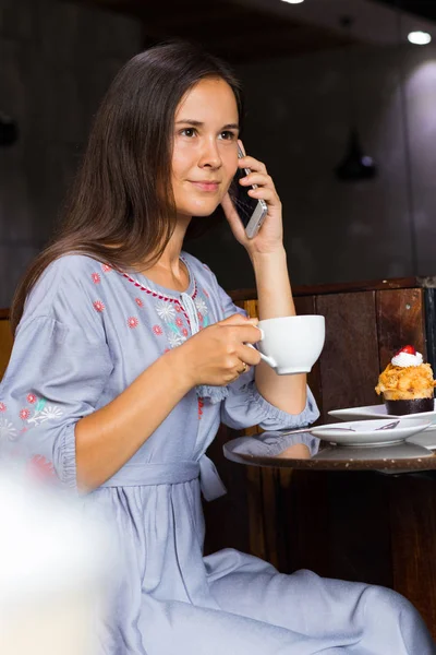 Mujer joven desayunar en la cafetería —  Fotos de Stock