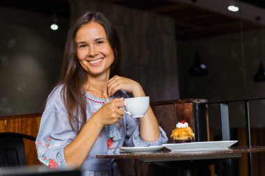 Genç kadın var eğlenceli kafede Kahvaltı