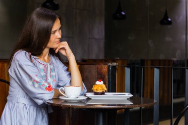 Kadın bekleyen toplantı kafede arkadaşlarınızla