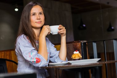 Kadın bekleyen toplantı kafede arkadaşlarınızla