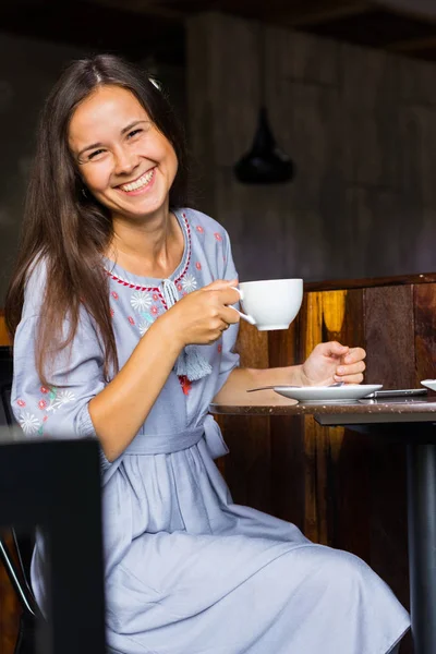 Mujer joven divertirse en la cafetería en el desayuno —  Fotos de Stock