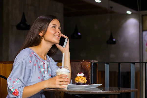 Mujer hablando con amigos por teléfono móvil en la cafetería —  Fotos de Stock