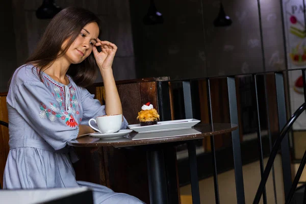 Mujer esperando reunión con amigos en la cafetería —  Fotos de Stock