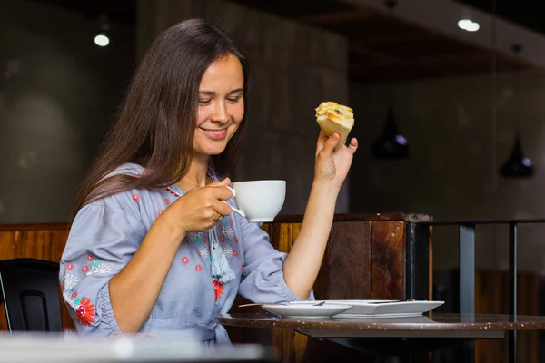 Mujer joven divertirse en la cafetería en el desayuno —  Fotos de Stock