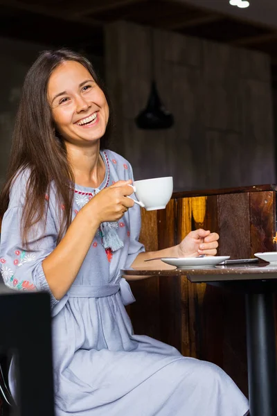 Mujer joven divertirse en la cafetería en el desayuno —  Fotos de Stock