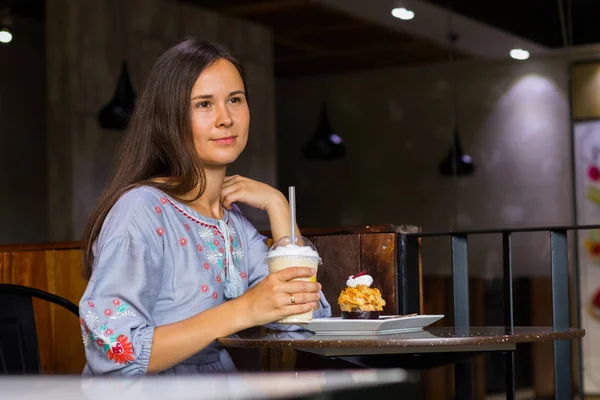 Mujer esperando reunión con amigos en la cafetería —  Fotos de Stock