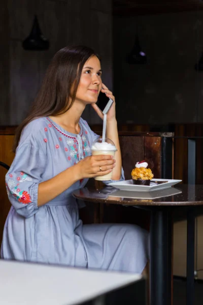 Mujer hablando con amigos por teléfono móvil en la cafetería —  Fotos de Stock