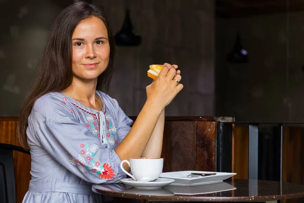 若い女性は、朝食カフェで楽しい時を過す ストック画像