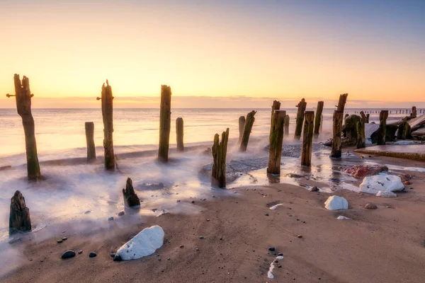 Spurn Point praia em East Yorkshire ao nascer do sol — Fotografia de Stock