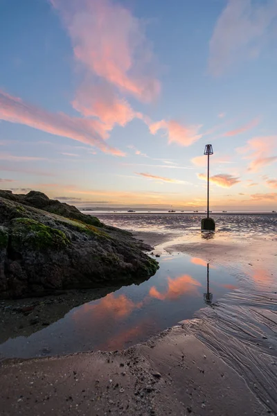 ฤดูร้อนพระอาทิตย์ขึ้นบนชายหาด Tenby ในเวลส์ — ภาพถ่ายสต็อก