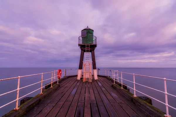 Whitby Західна пристань beacon Північний Йоркшир — стокове фото