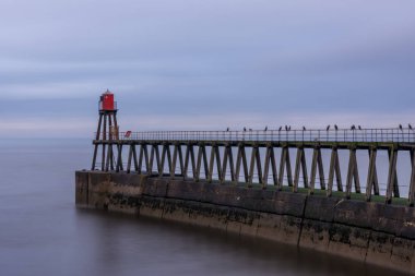 Whitby limanın girişi, Doğu iskele ve işaret, Yorkshire, İngiltere.