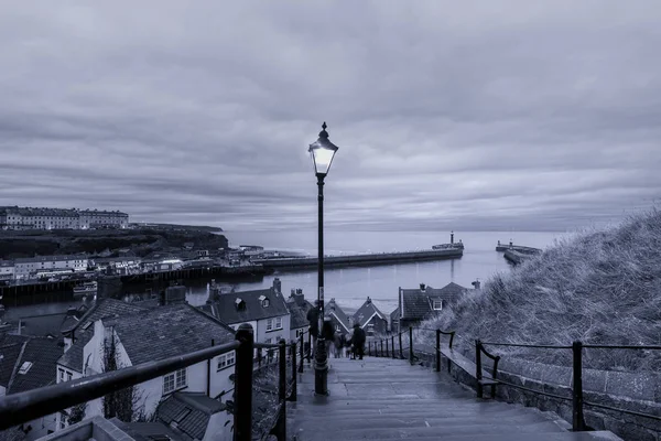 199 adımları Whitby Abbey liman girişinde, Yor lider