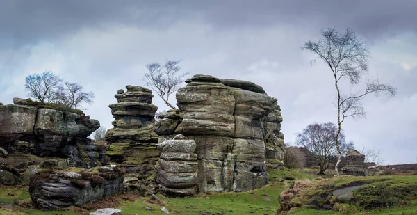 Grit rock afloramento em Brimham rochas históricas em Yorkshire — Fotografia de Stock