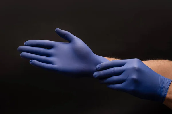 Las Manos Médico Piel Marrón Masculino Ponen Guantes Nitrilo Azul — Foto de Stock