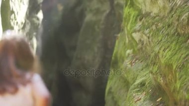 Kız kayalar arasında çalışır