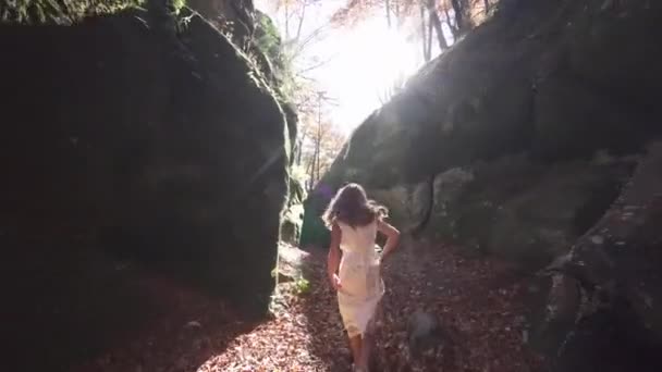 Chica corre entre rocas — Vídeo de stock