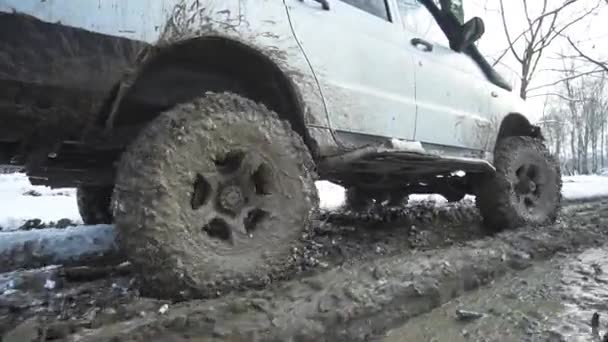 Джип йде по бруду в Україні в зимовий період — стокове відео