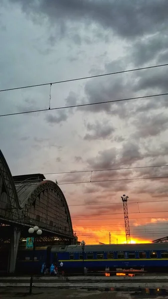 Gün batımında istasyon