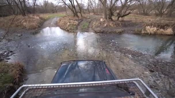 Cruzando el río por el agua — Vídeos de Stock