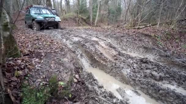 Ridjeepar i en vägfri Offroad på vintern — Stockvideo