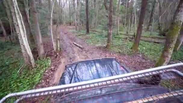 Montar en jeeps en un OffRoad sin carretera en invierno — Vídeos de Stock