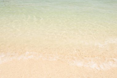 Yumuşak dalgalar kumsalda