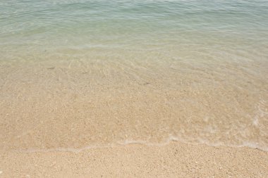 Yumuşak dalgalar kumsalda