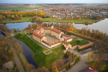 Nesvizh Kalesi, Belarus. Beyaz Rusya 'nın Minsk bölgesindeki Nesvizh' te bulunan saray ve kale kompleksi. Unesco Dünya Mirası 'na dahil edilmiştir..
