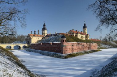 Nesvizh Şatosu, Belarus - 2 Şubat 2020: Beyaz Rusya 'nın Minsk bölgesinde yer alan saray ve kale kompleksi. Unesco Dünya Mirası 'na dahil edilmiştir..