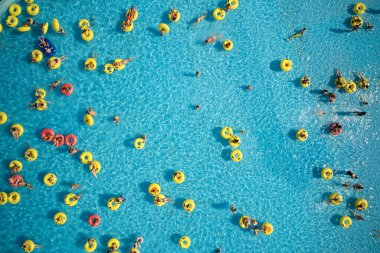 Minsk, Belarus - 19 Ağustos 2019. Su parkı. Manzara - gençler köpük banyosunda yüzme havuzunda dinleniyor.
