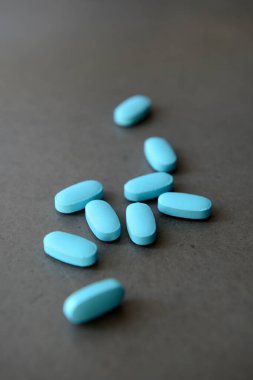 Eczacılık ilaçları karanlık arka planda.