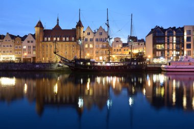 Geceleyin Eski Gdansk Kasabası.