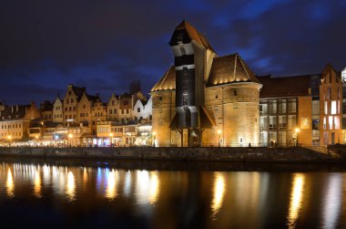 Geceleri Gdansk 'ta eski bir kasaba. Polonya