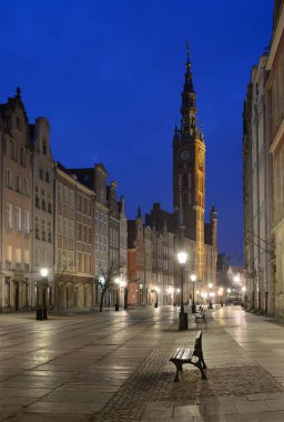 Gdansk 'taki Long Lane Caddesi. Gdansk 'taki eski kasabanın mimarisi ve belediye binası..