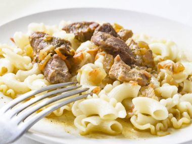 Bir tabak ta soslu makarna