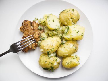 Patates ve tavuk biftek