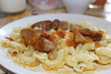 Bir tabakta sos lu makarna