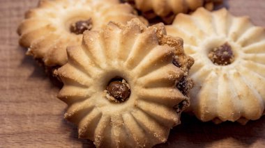 Ahşap tahta üzerine dokulu kurabiyeler