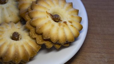 Beyaz tabakta kurabiyeler. Arka plan görüntüsü