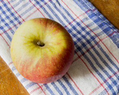 Vintage bir tablo üzerinde sulu elma