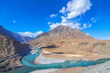 Ünlü Ladakh Hindistan'da Zanskar ve Indus Nehri izdiham 