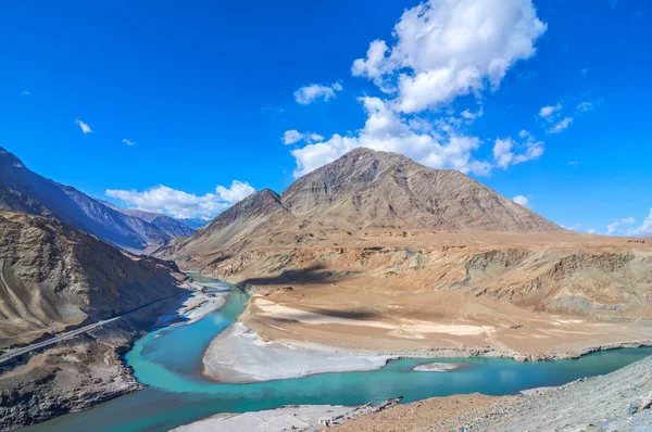 Ünlü Ladakh Hindistan'da Zanskar ve Indus Nehri izdiham 