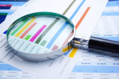 Grafikler grafikler kağıda Büyüteç. Finansal kalkınma, banka hesabı, istatistikler, yatırım analitik araştırma veri Ekonomi, borsa ticaret, mobil ofis iş şirket toplantı kavramı raporlama.