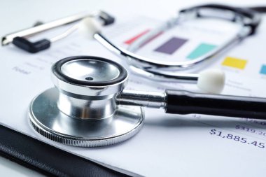 Kağıt, stetoskop, Çizelgeler ve grafikler yığın tasarruf para, Küre ve kredi kartı Bozuk paralar. Finans, hesap, istatistik, yatırım, analitik araştırma veri Ekonomi ve iş şirket toplantı kavramı.