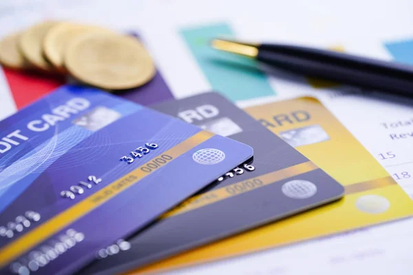 Modelo Cartão Crédito Com Moedas Caneta Desenvolvimento Financeiro Contabilidade Estatísticas — Fotografia de Stock