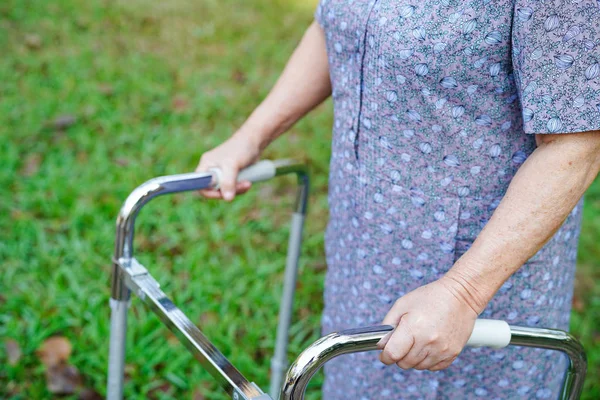 Asiatiska Äldre Eller Äldre Kvinna Patient Promenad Med Vandrare Parken — Stockfoto