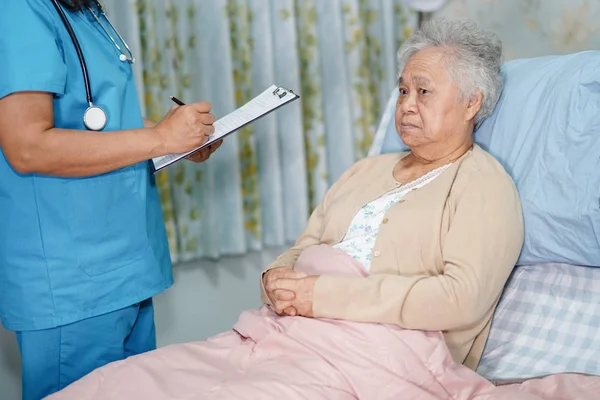 Médico Hablando Sobre Diagnóstico Nota Portapapeles Con Anciana Asiática Mayor —  Fotos de Stock