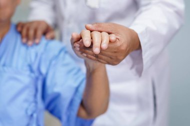 Asya hemşire fizyoterapist doktor sevgi ile Asya yaşlı yaşlı kadın hasta dokunmadan, bakım, yardım, teşvik ve hemşirelik hastanesi koğuşunda empati: sağlıklı güçlü tıbbi kavram