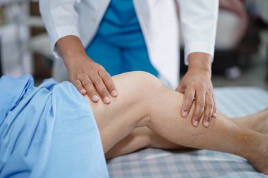 Fizyoterapist hemşirelik hastanesi koğuşunda hasta ile rehabilitasyon da fizik tedavi yapıyor: sağlıklı güçlü tıbbi kavram
